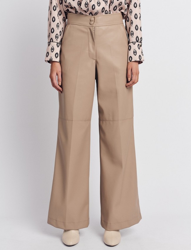 Βανίλια ψηλόμεση faux-leather παντελόνα, σε ίσια γραμμή, τσέπες με πατιλέτες πίσω, πλαϊνές κοφτές τσέπες μπροστά και κλείσιμο με δυο επενδυμένα κουμπιά και κρυφό φερμουάρ μπροστά Forel