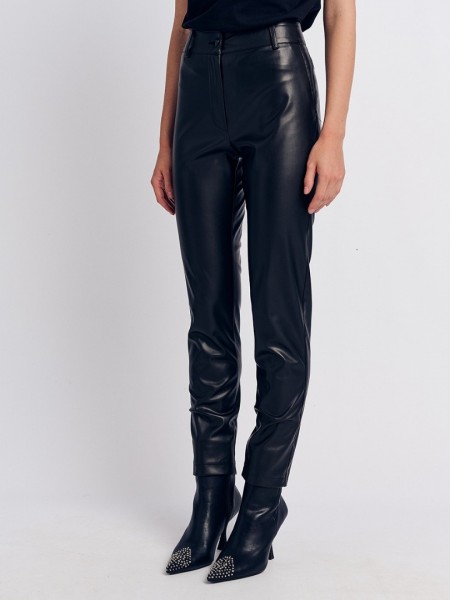 Μαύρο faux-leather παντελόνι αστραγάλου σε ίσια γραμμή, ψεύτικες πλαϊνές τσέπες και κλείσιμο μ κρυφό φερμουάρ και κουμπί μπροστά Forel 