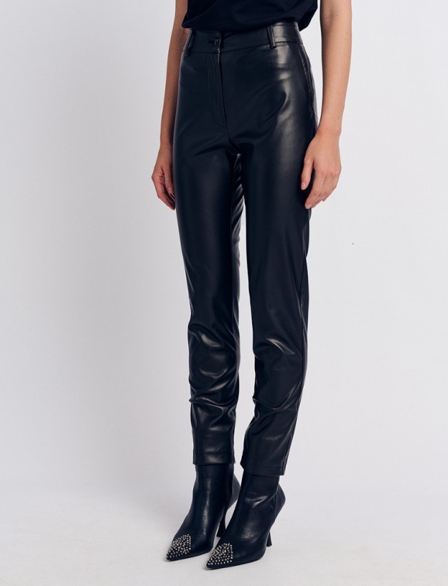 Μαύρο faux-leather παντελόνι αστραγάλου σε ίσια γραμμή, ψεύτικες πλαϊνές τσέπες και κλείσιμο μ κρυφό φερμουάρ και κουμπί μπροστά Forel 