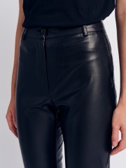 Μαύρο faux-leather παντελόνι αστραγάλου σε ίσια γραμμή, ψεύτικες πλαϊνές τσέπες και κλείσιμο μ κρυφό φερμουάρ και κουμπί μπροστά Forel 