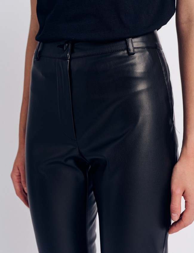 Μαύρο faux-leather παντελόνι αστραγάλου σε ίσια γραμμή, ψεύτικες πλαϊνές τσέπες και κλείσιμο μ κρυφό φερμουάρ και κουμπί μπροστά Forel 