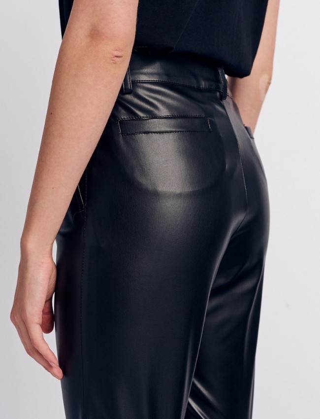 Μαύρο faux-leather παντελόνι αστραγάλου σε ίσια γραμμή, ψεύτικες πλαϊνές τσέπες και κλείσιμο μ κρυφό φερμουάρ και κουμπί μπροστά Forel 
