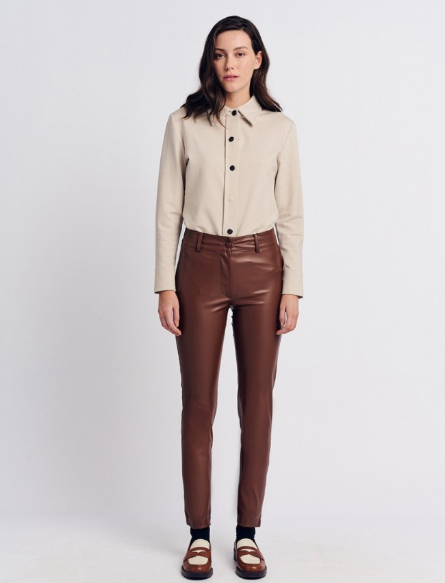 Ταμπά faux-leather παντελόνι αστραγάλου σε ίσια γραμμή, ψεύτικες πλαϊνές τσέπες και κλείσιμο μ κρυφό φερμουάρ και κουμπί μπροστά Forel 