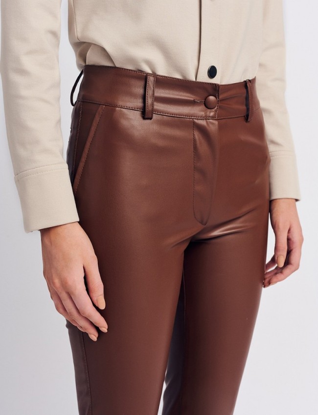 Ταμπά faux-leather παντελόνι αστραγάλου σε ίσια γραμμή, ψεύτικες πλαϊνές τσέπες και κλείσιμο μ κρυφό φερμουάρ και κουμπί μπροστά Forel 