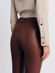Ταμπά faux-leather παντελόνι αστραγάλου σε ίσια γραμμή, ψεύτικες πλαϊνές τσέπες και κλείσιμο μ κρυφό φερμουάρ και κουμπί μπροστά Forel 