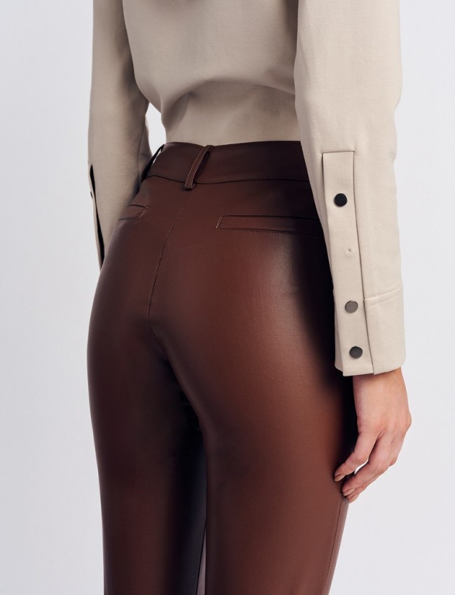 Ταμπά faux-leather παντελόνι αστραγάλου σε ίσια γραμμή, ψεύτικες πλαϊνές τσέπες και κλείσιμο μ κρυφό φερμουάρ και κουμπί μπροστά Forel 
