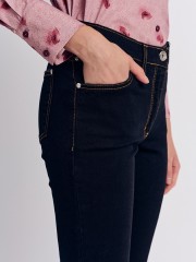 Blue jean ψηλόμεσο ελαστικό παντελόνι αστραγάλου, τετράγωνες τσέπες πίσω, πλάγιες τσέπες μπροστά και κλείσιμο με κουμπί και κρυφό φερμουάρ μπροστά Forel 