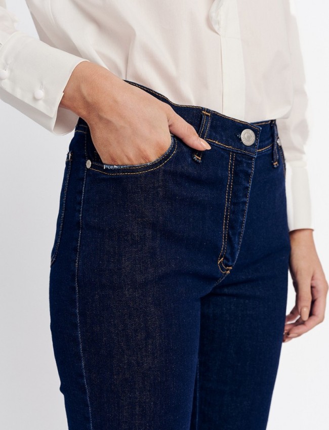 Blue jean ψηλόμεσο ελαστικό παντελόνι, με τετράγωνες τσέπες πίσω, πλάγιες μπροστά και κλείσιμο με μεταλλικό κουμπί και κρυφό φερμουάρ μπροστά Forel  