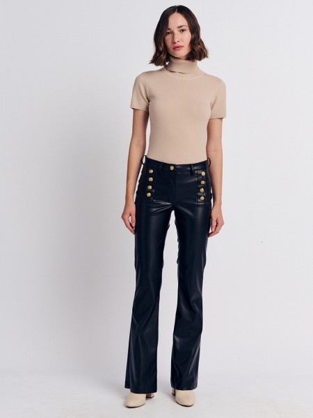 Μαύρο faux-leather ψηλόμεσο ελαστικό παντελόνι καμπάνα σε εφαρμοστή γραμμή, με διπλή σειρά χρυσά κουμπιά, τετράγωνες τσέπες πίσω και κλείσιμο με φερμουάρ και κουμπί Forel 