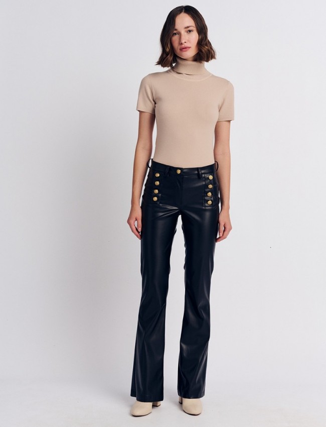 Μαύρο faux-leather ψηλόμεσο ελαστικό παντελόνι καμπάνα σε εφαρμοστή γραμμή, με διπλή σειρά χρυσά κουμπιά, τετράγωνες τσέπες πίσω και κλείσιμο με φερμουάρ και κουμπί Forel 