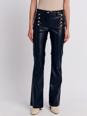 Μαύρο faux-leather ψηλόμεσο ελαστικό παντελόνι καμπάνα σε εφαρμοστή γραμμή, με διπλή σειρά χρυσά κουμπιά, τετράγωνες τσέπες πίσω και κλείσιμο με φερμουάρ και κουμπί Forel 
