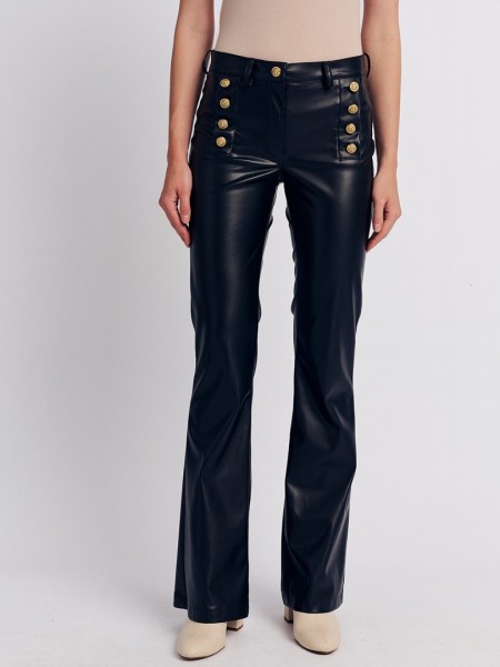 Μαύρο faux-leather ψηλόμεσο ελαστικό παντελόνι καμπάνα σε εφαρμοστή γραμμή, με διπλή σειρά χρυσά κουμπιά, τετράγωνες τσέπες πίσω και κλείσιμο με φερμουάρ και κουμπί Forel 