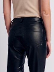 Μαύρο faux-leather ψηλόμεσο ελαστικό παντελόνι καμπάνα σε εφαρμοστή γραμμή, με διπλή σειρά χρυσά κουμπιά, τετράγωνες τσέπες πίσω και κλείσιμο με φερμουάρ και κουμπί Forel 