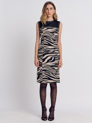 Animal printed αμάνικο κοντό φόρεμα, κλειστή στρογγυλή λαιμόκοψη, διαφάνεια στο πάνω μέρος με διακοσμητική στρασσένια τρέσα και κλείσιμο με κρυφό φερμουάρ πίσω Forel 