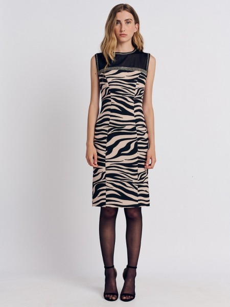 Animal printed αμάνικο κοντό φόρεμα, κλειστή στρογγυλή λαιμόκοψη, διαφάνεια στο πάνω μέρος με διακοσμητική στρασσένια τρέσα και κλείσιμο με κρυφό φερμουάρ πίσω Forel 
