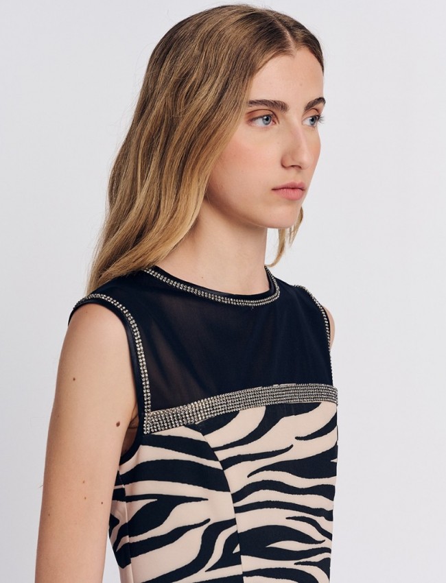Animal printed αμάνικο κοντό φόρεμα, κλειστή στρογγυλή λαιμόκοψη, διαφάνεια στο πάνω μέρος με διακοσμητική στρασσένια τρέσα και κλείσιμο με κρυφό φερμουάρ πίσω Forel 