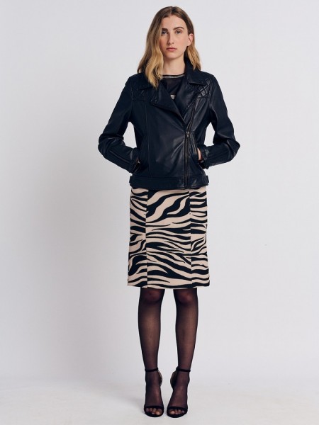 Animal printed αμάνικο κοντό φόρεμα, κλειστή στρογγυλή λαιμόκοψη, διαφάνεια στο πάνω μέρος με διακοσμητική στρασσένια τρέσα και κλείσιμο με κρυφό φερμουάρ πίσω Forel 
