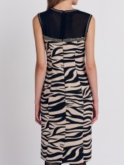 Animal printed αμάνικο κοντό φόρεμα, κλειστή στρογγυλή λαιμόκοψη, διαφάνεια στο πάνω μέρος με διακοσμητική στρασσένια τρέσα και κλείσιμο με κρυφό φερμουάρ πίσω Forel 