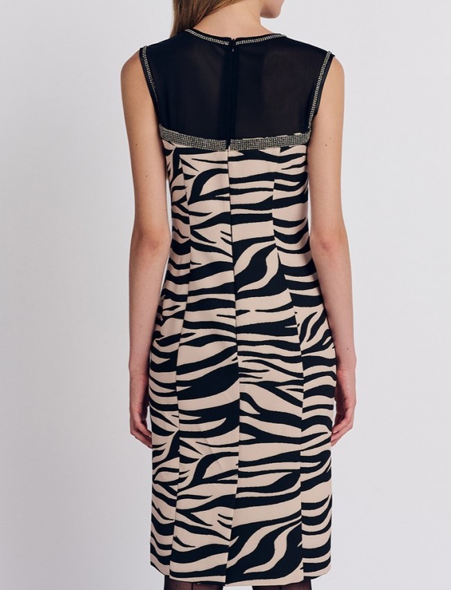 Animal printed αμάνικο κοντό φόρεμα, κλειστή στρογγυλή λαιμόκοψη, διαφάνεια στο πάνω μέρος με διακοσμητική στρασσένια τρέσα και κλείσιμο με κρυφό φερμουάρ πίσω Forel 