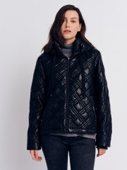 Μαύρο faux-leather κοντό καπιτονέ μπουφάν, με αποσπώμενη κουκούλα στον όρθιο γιακά, μπροστινές πλάγιες τσέπες με φερμουάρ και κλείσιμο με φερμουάρ μπροστά Forel 