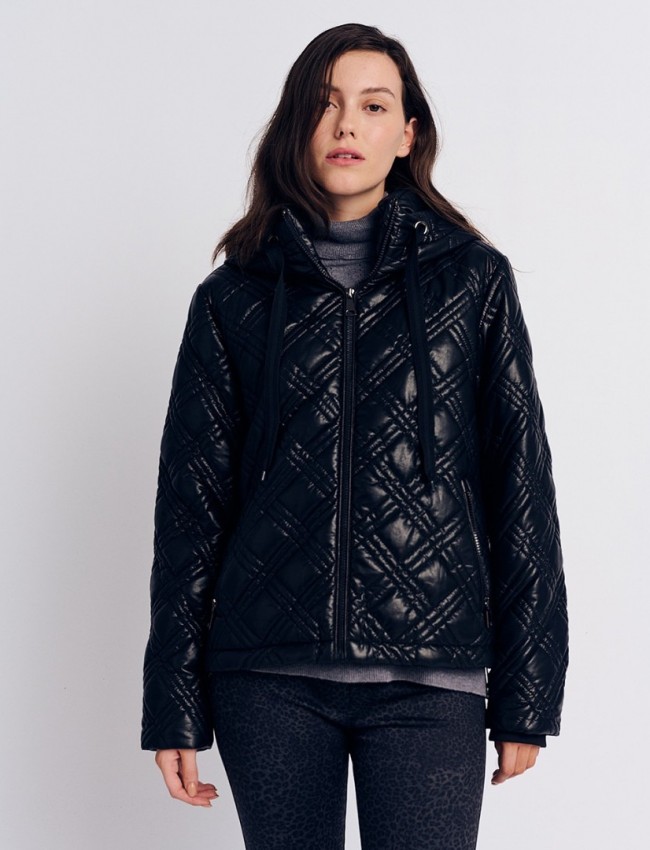 Μαύρο faux-leather κοντό καπιτονέ μπουφάν, με αποσπώμενη κουκούλα στον όρθιο γιακά, μπροστινές πλάγιες τσέπες με φερμουάρ και κλείσιμο με φερμουάρ μπροστά Forel 