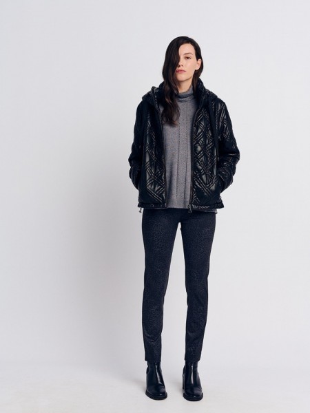 Μαύρο faux-leather κοντό καπιτονέ μπουφάν, με αποσπώμενη κουκούλα στον όρθιο γιακά, μπροστινές πλάγιες τσέπες με φερμουάρ και κλείσιμο με φερμουάρ μπροστά Forel 