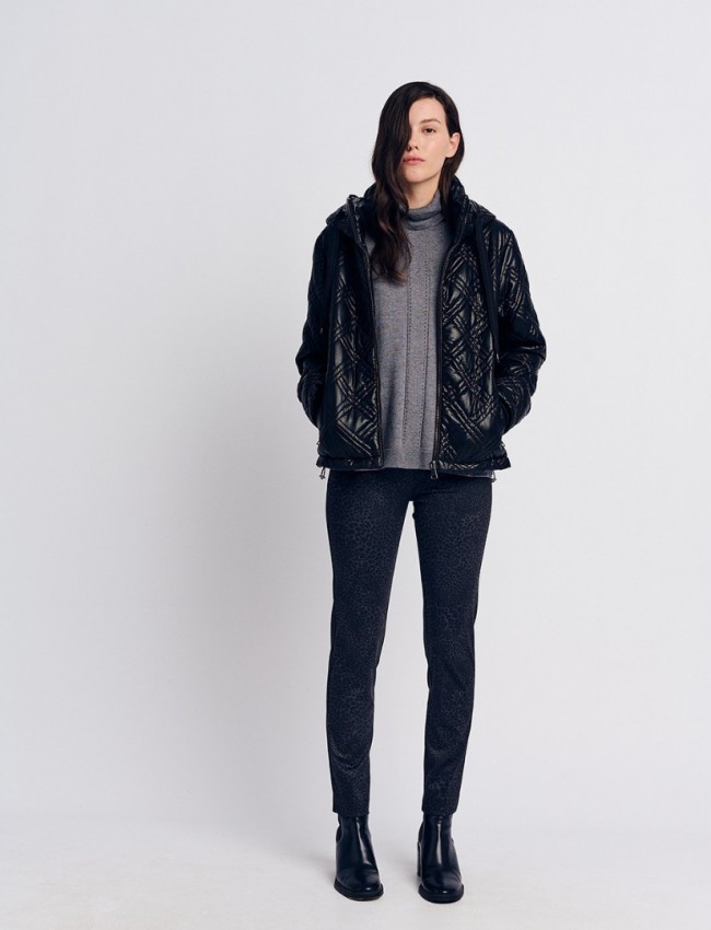 Μαύρο faux-leather κοντό καπιτονέ μπουφάν, με αποσπώμενη κουκούλα στον όρθιο γιακά, μπροστινές πλάγιες τσέπες με φερμουάρ και κλείσιμο με φερμουάρ μπροστά Forel 