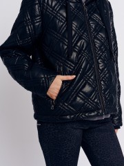 Μαύρο faux-leather κοντό καπιτονέ μπουφάν, με αποσπώμενη κουκούλα στον όρθιο γιακά, μπροστινές πλάγιες τσέπες με φερμουάρ και κλείσιμο με φερμουάρ μπροστά Forel 