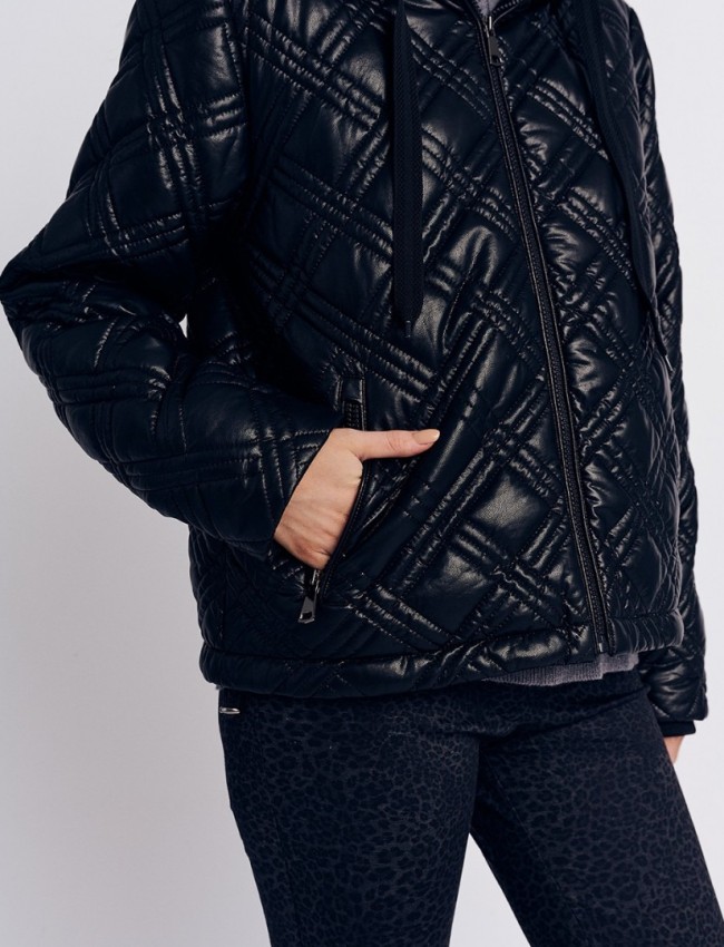 Μαύρο faux-leather κοντό καπιτονέ μπουφάν, με αποσπώμενη κουκούλα στον όρθιο γιακά, μπροστινές πλάγιες τσέπες με φερμουάρ και κλείσιμο με φερμουάρ μπροστά Forel 