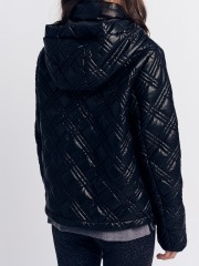 Μαύρο faux-leather κοντό καπιτονέ μπουφάν, με αποσπώμενη κουκούλα στον όρθιο γιακά, μπροστινές πλάγιες τσέπες με φερμουάρ και κλείσιμο με φερμουάρ μπροστά Forel 