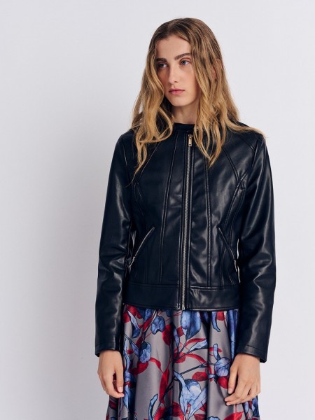 Μαύρο faux-leather jacket, με εξώραφα , κλειστή στρογγυλή λαιμόκοψη, πλάγιες τσέπες με ασημί φερμουάρ και κλείσιμο μπροστά με ασημί φερμουάρ Forel 