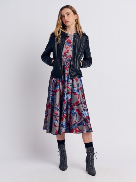 Μαύρο faux-leather jacket, με εξώραφα , κλειστή στρογγυλή λαιμόκοψη, πλάγιες τσέπες με ασημί φερμουάρ και κλείσιμο μπροστά με ασημί φερμουάρ Forel 