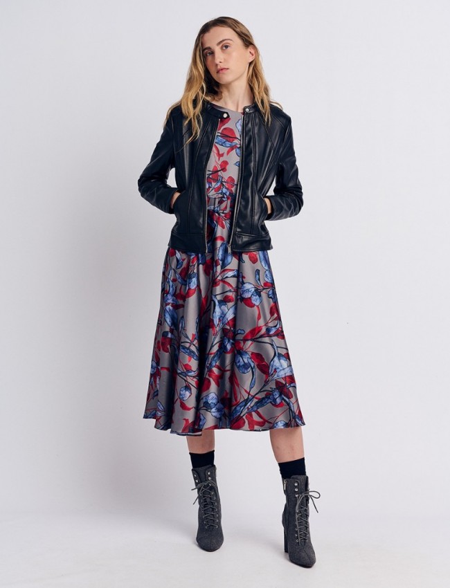 Μαύρο faux-leather jacket, με εξώραφα , κλειστή στρογγυλή λαιμόκοψη, πλάγιες τσέπες με ασημί φερμουάρ και κλείσιμο μπροστά με ασημί φερμουάρ Forel 