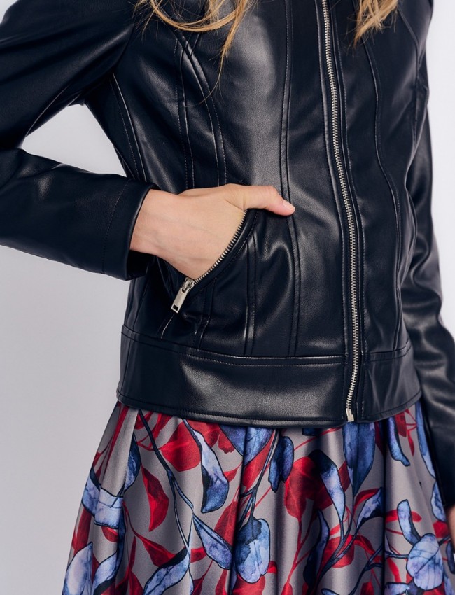 Μαύρο faux-leather jacket, με εξώραφα , κλειστή στρογγυλή λαιμόκοψη, πλάγιες τσέπες με ασημί φερμουάρ και κλείσιμο μπροστά με ασημί φερμουάρ Forel 