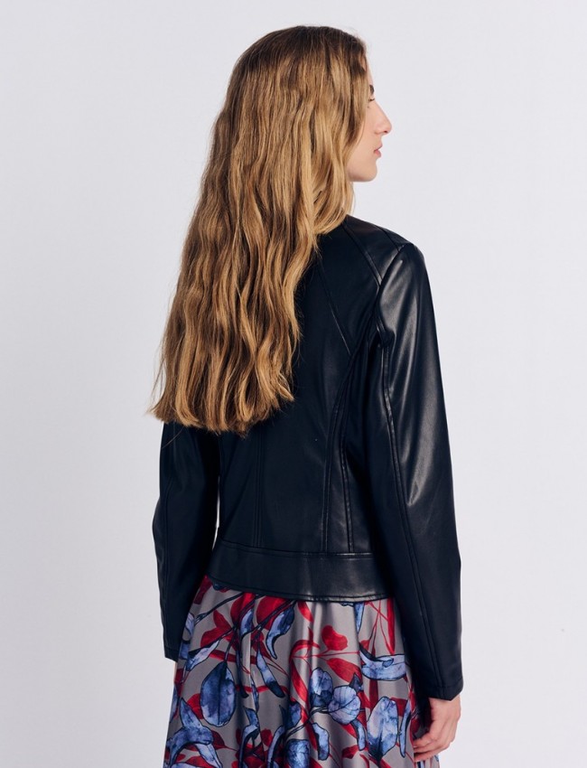 Μαύρο faux-leather jacket, με εξώραφα , κλειστή στρογγυλή λαιμόκοψη, πλάγιες τσέπες με ασημί φερμουάρ και κλείσιμο μπροστά με ασημί φερμουάρ Forel 