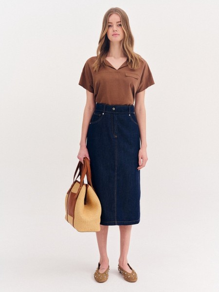 Blue jean ψηλόμεση midi φούστα, σε Α γραμμή, με ταμπά διακοσμητικά γαζιά, τετράγωνες τσέπες πίσω, κλείσιμο με κουμπί και κρυφό φερμουάρ μπροστά και αποσπώμενη ζώνη Forel 
