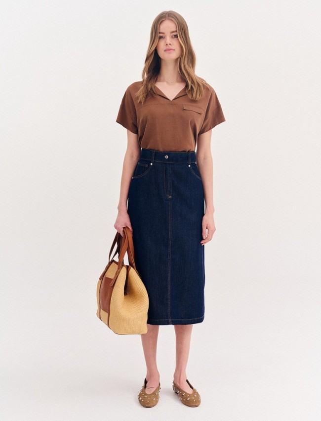 Blue jean ψηλόμεση midi φούστα, σε Α γραμμή, με ταμπά διακοσμητικά γαζιά, τετράγωνες τσέπες πίσω, κλείσιμο με κουμπί και κρυφό φερμουάρ μπροστά και αποσπώμενη ζώνη Forel 
