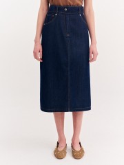 Blue jean ψηλόμεση midi φούστα, σε Α γραμμή, με ταμπά διακοσμητικά γαζιά, τετράγωνες τσέπες πίσω, κλείσιμο με κουμπί και κρυφό φερμουάρ μπροστά και αποσπώμενη ζώνη Forel 
