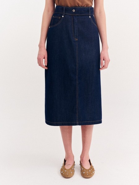Blue jean ψηλόμεση midi φούστα, σε Α γραμμή, με ταμπά διακοσμητικά γαζιά, τετράγωνες τσέπες πίσω, κλείσιμο με κουμπί και κρυφό φερμουάρ μπροστά και αποσπώμενη ζώνη Forel 