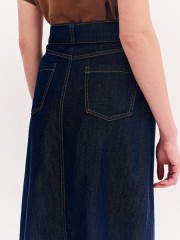 Blue jean ψηλόμεση midi φούστα, σε Α γραμμή, με ταμπά διακοσμητικά γαζιά, τετράγωνες τσέπες πίσω, κλείσιμο με κουμπί και κρυφό φερμουάρ μπροστά και αποσπώμενη ζώνη Forel 