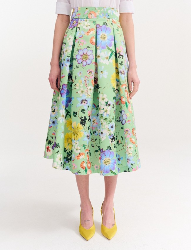 Floral printed πράσινη ψηλόμεση midi σατέν φούστα, με πιέτες, σταθερό ζωνάκι στην μέση και κλείσιμο με κρυφό φερμουάρ πίσω Forel
