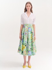 Floral printed πράσινη ψηλόμεση midi σατέν φούστα, με πιέτες, σταθερό ζωνάκι στην μέση και κλείσιμο με κρυφό φερμουάρ πίσω Forel