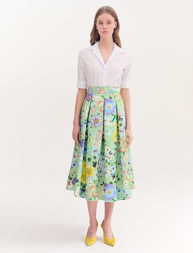 Floral printed πράσινη ψηλόμεση midi σατέν φούστα, με πιέτες, σταθερό ζωνάκι στην μέση και κλείσιμο με κρυφό φερμουάρ πίσω Forel