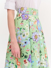 Floral printed πράσινη ψηλόμεση midi σατέν φούστα, με πιέτες, σταθερό ζωνάκι στην μέση και κλείσιμο με κρυφό φερμουάρ πίσω Forel