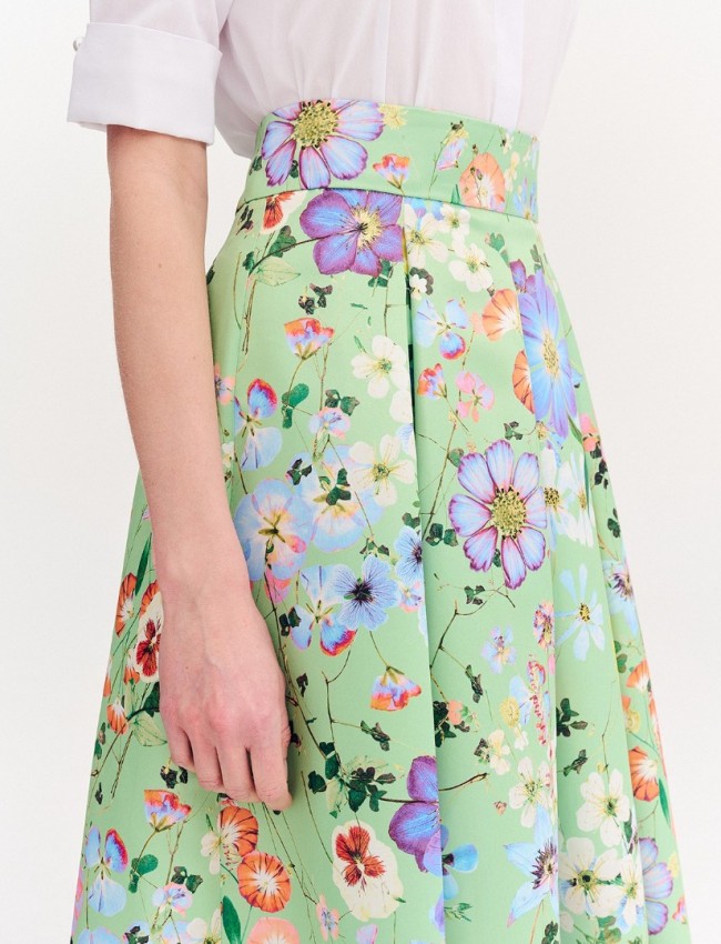 Floral printed πράσινη ψηλόμεση midi σατέν φούστα, με πιέτες, σταθερό ζωνάκι στην μέση και κλείσιμο με κρυφό φερμουάρ πίσω Forel