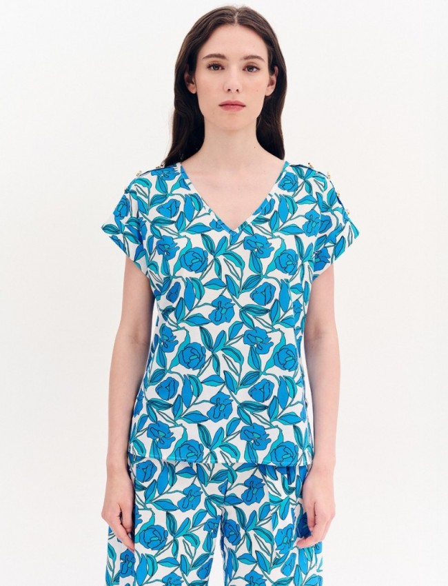 Floral printed γαλάζια κοντομάνικη βαμβακερή μπλούζα, σε ίσια γραμμή, με V-λαιμόκοψη, ρεβέρ στα μανίκια και χρυσά διακοσμητικά κουμπιά στους ώμους Forel 