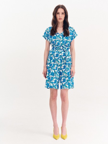 Floral printed γαλάζια κοντομάνικη βαμβακερή μπλούζα, σε ίσια γραμμή, με V-λαιμόκοψη, ρεβέρ στα μανίκια και χρυσά διακοσμητικά κουμπιά στους ώμους Forel 