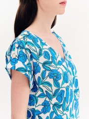 Floral printed γαλάζια κοντομάνικη βαμβακερή μπλούζα, σε ίσια γραμμή, με V-λαιμόκοψη, ρεβέρ στα μανίκια και χρυσά διακοσμητικά κουμπιά στους ώμους Forel 