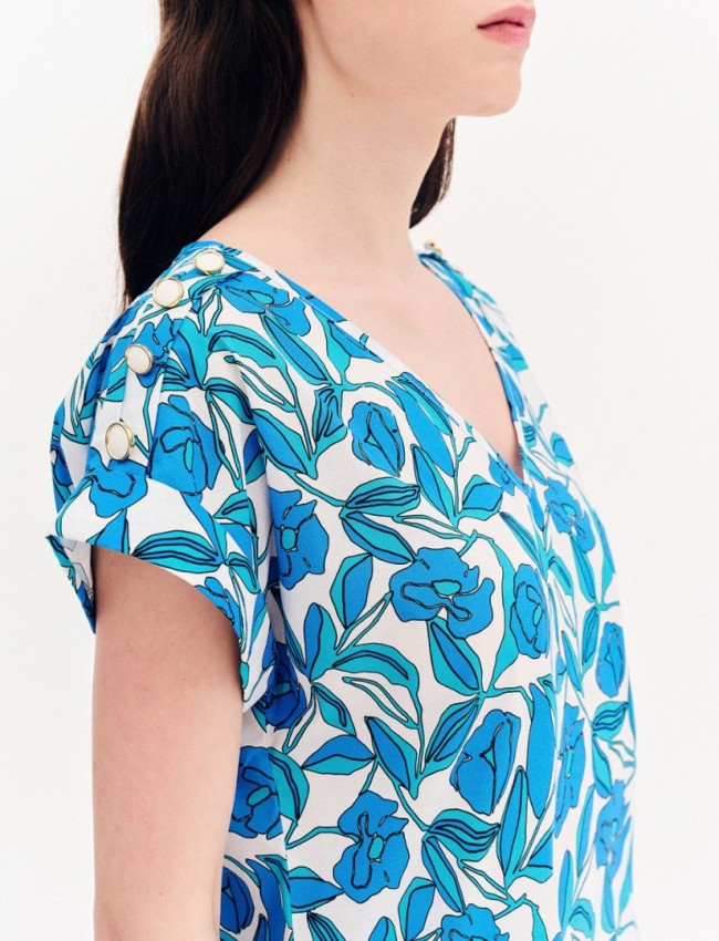 Floral printed γαλάζια κοντομάνικη βαμβακερή μπλούζα, σε ίσια γραμμή, με V-λαιμόκοψη, ρεβέρ στα μανίκια και χρυσά διακοσμητικά κουμπιά στους ώμους Forel 