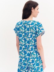 Floral printed γαλάζια κοντομάνικη βαμβακερή μπλούζα, σε ίσια γραμμή, με V-λαιμόκοψη, ρεβέρ στα μανίκια και χρυσά διακοσμητικά κουμπιά στους ώμους Forel 